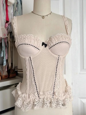 Ljusrosa spetskorsett - Söt korsett topp med volangdetaljer! Storlek S men passar även XS!☺️💗 Kupa: 70B