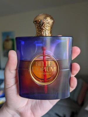 Belle d’Opium parfym Yves Saint Laurent - Säljer min Belle d'Opium. Flaskan är på 50 ml och det finns mer än hälften kvar. En mycket uppskattad parfym som tyvärr har utgått ur sortimentet och inte längre säljs i butik. Originalkorken har tyvärr kommit bort, så jag har satt på en kork från en annan parfym. 