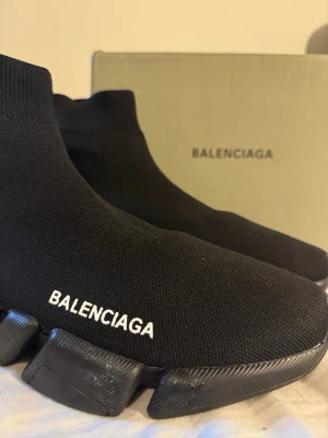 Bga svarta skor  - Svarta Bga Speed Trainer skit sköna skor riktigt bekväma passar nästan till alla kläder du har på dig lätt att matcha. Har fler inne samt så skickar jag dagen du köper! Box följa även med!📦