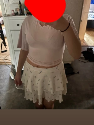 sommar kjol  - jätte fin kjol med blommor 