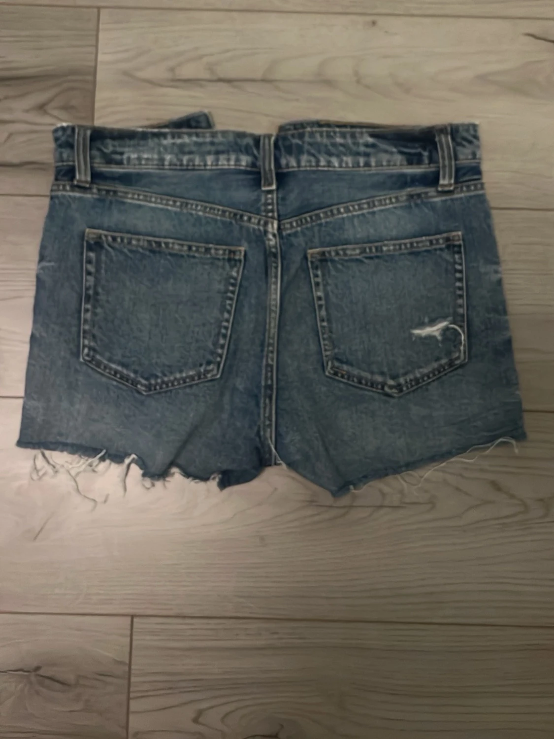 Högmidjade blå jeansshorts - 1