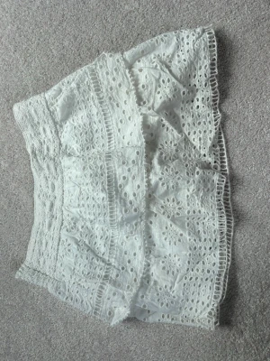 Kjol i vit från Zara  -  Säljer denna vita kjol från Zara med inbyggda shorts. Är med står 152 men skulle säga att den passar S / 165 cm. Kan diskutera priset snabba affär! 