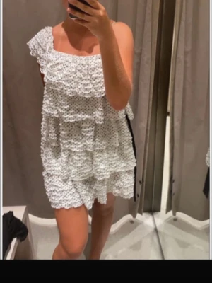 Prickig klänning - Säljer denna super fina prickiga klänningen från Zara