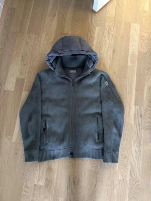 Moncler cardigan  - Säljer en grå moncler cardigan jacka. Den är väldigt stilren och trendig. Säljer den då den inte kommer till någon användning.