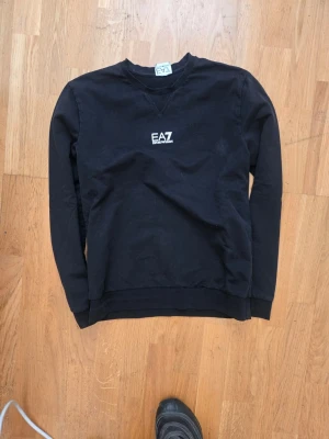 Svart sweatshirt från EA7 passar s/xs - Gott skick, litet svanker se andra bilden, passar S/xs