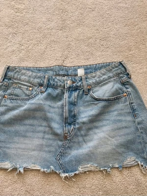 Jeans kjol  - Söt jeans kjol från & Denim i storlek M. Bra skick, använd men har inga fläckar eller annan skada🩷 