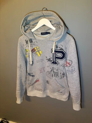 Unik Ralph Lauren hoodie  - | Jag säljer nu en riktigt fet Ralph Lauren hoodie som är väldigt unik och snygg | Storlek: M | Skick: 9/10 | den har väldigt bra passform och passar till väldigt mycket | skriv till mig för fler frågor och bilder ;)