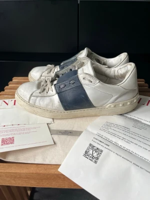 Valentino opens  - Tjena, säljer nu dessa riktigt snygga och populära valentino opensen, de är i använt skick men fortfarande helt användbara, storlek 42, med mörkblå stripe, allt på bilden ingår, hör av er vid frågor och funderingar🙌🤝 