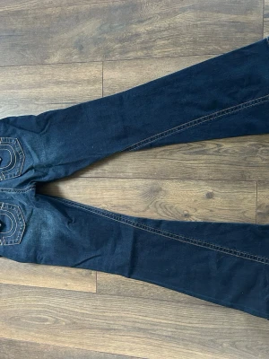 True Religion jeans - Snygga True religion jeans.  Bootcut och lowrise, säljer då dom är för stora.🤍🤍 