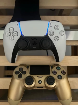 Playstation 5 / 4 kontroll - Säljer dessa lite använt  Ps5 kontrollen går att starta och vrida höger vänster & upp o ner   Men går EJ att använda (X O D Y) knapparna Vet ej varför.  Ps4 kontrollen funkar men vill inte Connecta med min ps4  Vet ej varför.  