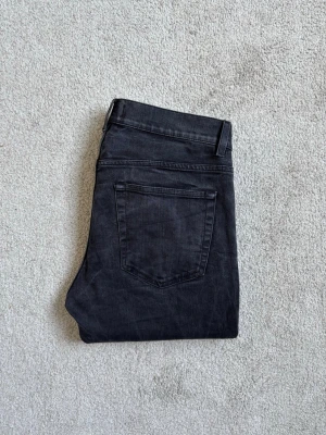 Acne Studios jeans | W33 - Säljer ett par stilrena jenas från Ance Studios. Helt OK skick, inga fläckar eller skador finns på jeansen men dem är ganska urtvättade, därav priset. Modellen heter ”Roc cash” och har en slim-fit passfrom. Storleken är 33/32 och passar dig som är runt 180-183cm lång 