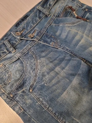 Cream jeans med detaljer  - Ljusblå jeans från Cream! Massor av fina detaljer på både framsida och baksidan. Knappast använda alls, bra skick, inga hål eller fel på dem. Midjemåttet är 38cm. Bilden på hela byxorna blev taget med dåligt ljus, de finns inga fläckar ifall de ser ut som de. Skriv ifall du har frågor 🫶🏻