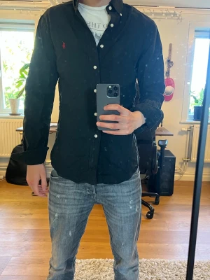 Ralph Lauren skjorta - Säljer en svart Ralph Lauren skjorta | Slim fit | Självklart äkta | Inga defekter❌| Pris - 499 | Pris går att diskutera | Skriv gärna vid frågor | 🙌🙌🙌