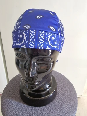 Bandanas blå - Bandana pirathatt.  Stretchig snabbtorkande andningsbar och  vindtät. 55-60 cm huvud.