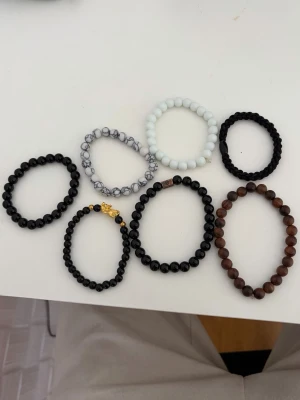 Pärlarmband olika  - Säljer sju olika pärlarmband i olika färger och material som är väldigt snygga och passar till både män och kvinnor. Du kan köpa en eller flera eller även alla samtidigt. Skriv om du är intresserad i någon av armbanden eller alla av dom!😁 Priset kan diskuteras!