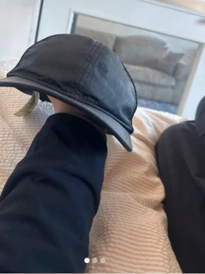 Gucci nylon - Självklart ÄKTA!!! Väldigt väl använd och ganska sliten men har mycket kvar att ge! Det är en liten söm som spruckit och spännet där bak är lite sönder men allt går att fixa hos en skräddare! Kepsen är väldigt sällsynt och är ganska svår att få tag i, kostar ca 5000 på vestaire te.x! Det är stl L men kan justeras till vilken stl som helst (passar Alla) ||| Ingen box kvitto dustbag eller något medföljes (Endast keps)!! Skriv vid frågor !!
