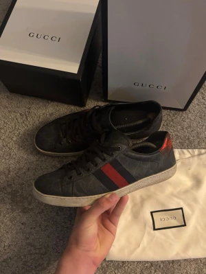 Gucci ace skor  - Riktigt feta och trendiga Gucci ace skor självklart äkta som du kan se på bild 5. De är använda men fortfarande väldigt bra skick. Tvättas såklart innan fraktning så blir de som nya. Dustbag o box fås med. Storlek 43. Hör av dig vid funderingar och pris kan diskuteras vid snabb affär.