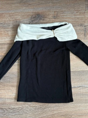Svart off shoulder med vit krage 💌 - Snygg off shoulder tröja från Zara med en vit nedvikt del 💌 Superfin och supercool men tyvärr kommer den inte till användning. Den är använd en gång och har en superfin snygg gulddetalj 🦋