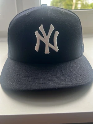  New Era Yankees keps 7/1/2 - Använt den ett par ggr men den är hel, kanske lite dammig men fortfarande fet