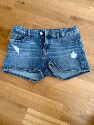 Blå jeansshorts från Calvin Klein - Blå jeansshorts från Calvin Klein💗14 år.