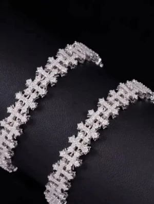 Silverarmband med korsmotiv - Säljer ett stilrent armband med upprepade korsdetaljer längs hela bandet. Går att använda både hållen, kistlås, 21 cm