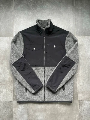 Ralph lauren teddy jacka  - Tjena, säljer nu denna riktigt snygga och populära Ralph lauren teddy fleecen, den är i bra skick utan några skador, hör av er vid frågor och funderingar🙌🤝 