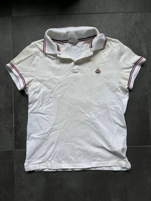 Moncler pike  - Tjena, säljer nu denna riktigt snygga och populära Moncler piken, den är i använt skick så har gulnat till på vissa ställen, men i en bra tvätt så borde de försvinna, hör av er vid frågor och funderingar🙌🤝 