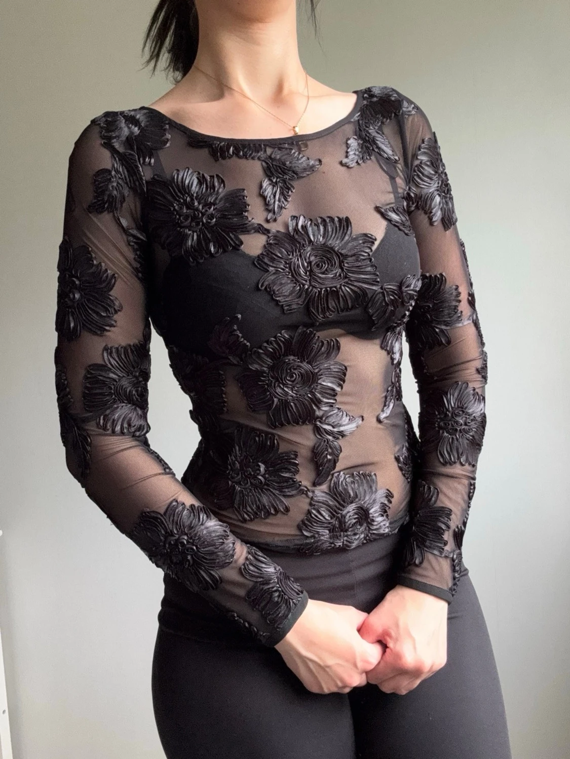 Svart mesh topp med blommor