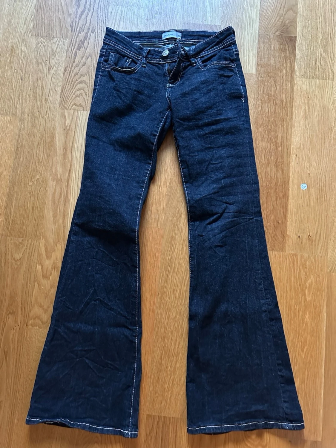 Mörkblå bootcut jeans