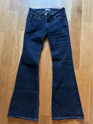 Mörkblå bootcut jeans  - Superfina jeans från Gina tricot!!🩷