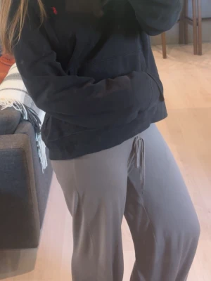 svart ralph lauren hoodie💓 - denna är köpt från vinted men är lite för stor, den tidiga ägaren sa att storleken var runt 158-164 i barn storlek!💓 på ena ärmen har sömmen gått upp och på lappen på sista bilden är det nått kletigt som inte går bort i tvätten, jag tror det är ett gammalt klistermärke💗 annars är den i fint skick och har varumärket ralph lauren💗