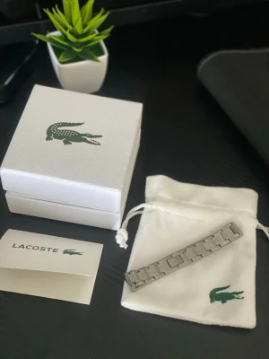 Silvrigt Armband, Lacoste - Helt ny med box. Pris går att diskuteras vid snabb affär.