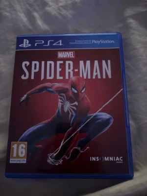 Marvel Spider-Man & Uncharted 4 PS4 - Säljer två grymma PS4-spel: Marvel's Spider-Man med röd omslagsdesign och Uncharted 4: A Thief's End med mörkt äventyrstema. Båda spelen kommer i blå plastfodral och är perfekta för dig som gillar action och äventyr. Märken: Insomniac Games och Naughty Dog.
