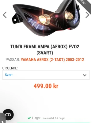 Tun'R Framlampa Aerox EVO2 svart - Säljer en svart framlampa EVO2 från Tun'R som passar Yamaha Aerox 2-takt från 2003 till 2012. Lampan har en sportig design med två ljuskällor och blåtonade detaljer. Perfekt för dig som vill uppgradera utseendet på din moped.