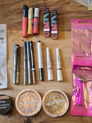 Smink div ( nytt) - Säljer ett blandat kit med eyeliners och ögonpennor från Revolution, NYX och Maybelline. Flera färger som svart, brun och vit samt både pennor och flytande eyeliner. Perfekt för att skapa olika ögonlooks och detaljerade linjer.