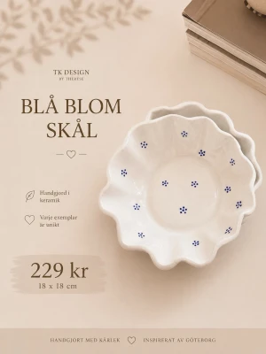 1 st Vit skål med blå blommor - Handgjord skål i lufttorkadlera i vitt med små blå blommor och vågig kant. Skålen är unik och har en rund form, perfekt som dekoration eller servering. Inspirerad av Göteborg och tillverkad med kärlek.