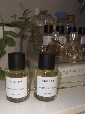 ESSNCE Tarte au Citron Eau de Parfum - Fräsch parfym från ESSNCE med doft av citronpaj. Flaskan är rund och genomskinlig med svart lock och vit etikett. Perfekt för dig som gillar fräscha och citrusiga dofter. Endast testsprutad, så i princip helt nya. 