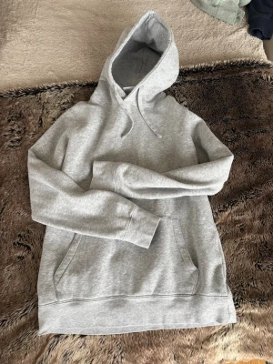 Hoodie - Säljer en basic grå hoodie från russell. Helt ny inte använd. Storlek M men sitter mer som S. säljer allt jag lagt upp nyligen extra billigt eftersom jag vill bli av med allt.