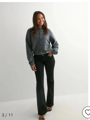 Svarta bootcut jeans från Nelly - Säljer ett par svarta bootcut jeans från Nelly. Jätte bra skick och inga fläckar. 