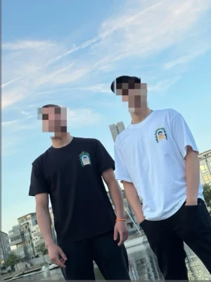 Casablanca t-shirt med tryck - Casablanca t-shirt i bomull med stort färgglatt tryck på ryggen och mindre tryck på bröstet. Finns i både svart och vit. Klassisk passform med korta ärmar och rund hals. Perfekt för dig som vill ha en stilren men ändå unik look. Finns i storlek S 2 för för ett bra pris svart och vit 