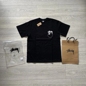 Stussy / Stüssy t-shirt - Helt ny t-shirt från Stussy med  vitt 8-ball tryck och logga på ryggen samt logga på bröstet. Klassisk passform med korta ärmar och rund hals. Tillverkad i mjuk bomull, perfekt för sommaren och dig som gillar streetwear. Priset går att diskutera! Kom gärna med frågor!😁