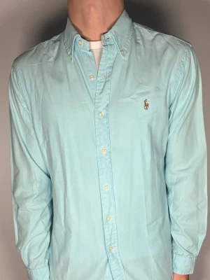 Ralph lauren skjorta - En riktig snygg och trendig Ralph lauren skjorta i fint skick, storlek M, slimfit, vid frågor är de bara att skriva // Gramenti 