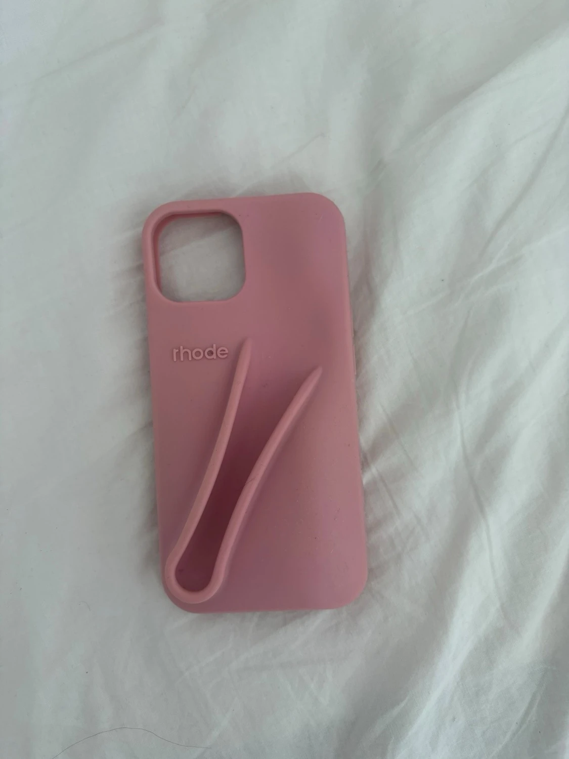Rosa mobilskal från rhode med grepp till iphone 13