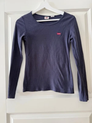 Mörkblå långärmad topp från Levi's - Mörkblå långärmad topp från Levi's💗Stl. XS. 