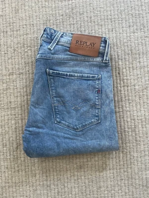 Replay jeans  - Replay jeans! Modell anbass! Jeansen är i väldigt fint skick och sitter väldigt bra på kroppen, ny pris= 2000kr Hör av er vid mista lilla fundering W31 L30