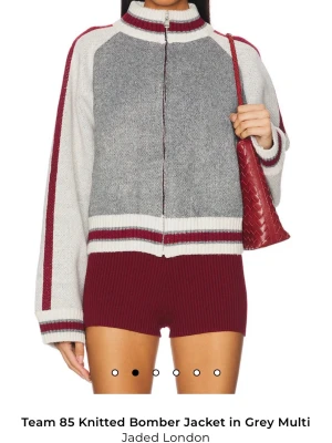 Stickad bomberjacka grå/vinröd Jaded London - Snygg stickad bomberjacka från Jaded London i grått, vitt och vinrött. Oversized passform. Sedd på Bianca ingrosso bland annat. Nypris 2000. Knappt använd.