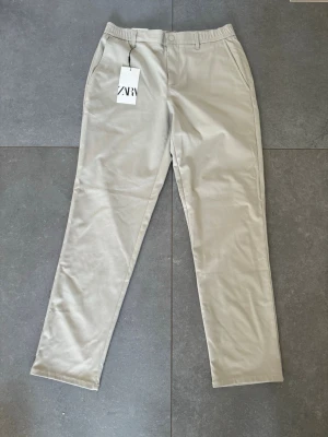 Zara kostymbyxor  - Zara kostymbyxor  Alla taggar är på fortfarande!  Helt nya (kan ej returnera till Zara längre då returtiden gått ut)  Strl M  429kr nya