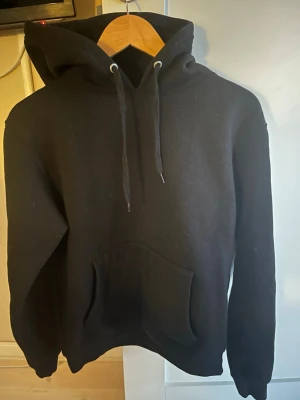 Svart hoodie  - Snygg svart hoodie i bra skick, i storlek small