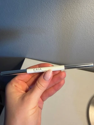 Caia ögonbryns penna medium Brown - Säljer en Caia ögonbryns penna i nyansen medium Brown. Den har dubbla sidor, den ena med en borste och den andra med en tun penna. Tyvärr är detta fel nyans för mig så därför säljer jag denna nu💗