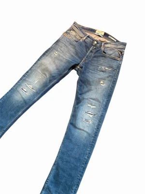 *NYSKICK* Replay Grover Jeans - Tja! Säljer ett par sjukt snygga Replay jeans med slitningar. Väldigt unika och är otroligt sköna. Storlek - W30 L32, Modell - Grover Straight. 10/10 skick, som nya. Köpta på Boozt för 1.899kr. Hör av dig vid minsta fundering!  Pris ej hugget i sten!
